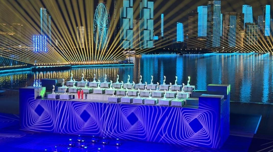 首创“海上+高空”人机共舞!揭秘30台机器人如何毫秒协同?丨十五运会闭幕式