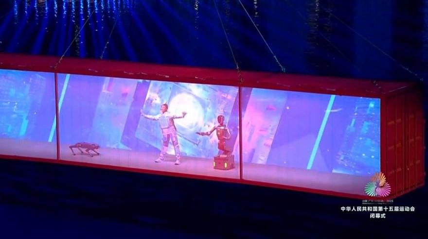 全球首次上演“海上+高空”人机共舞！十五运会闭幕式展现中国智造硬实力