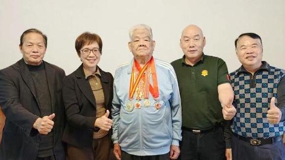 “广东好人”余荣灯看望慰问99岁的抗美援朝志愿军老兵陈仙强