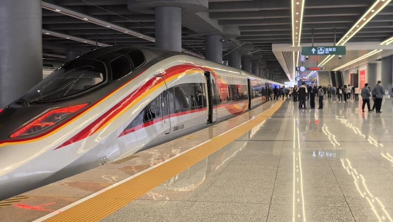 正式开通运营！广湛高铁首趟列车发出