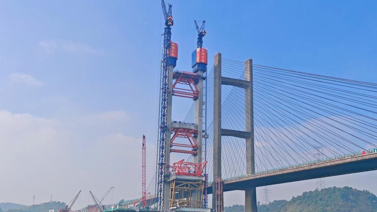 双塔耸立西江——广肇高速改扩建项目新建金马大桥主塔顺利封顶