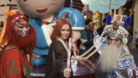 “广货行天下 年味全球享”丨百位国际达人在广东汕头“沉浸式过大年”