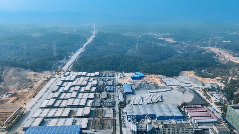 广东首条自建时速350公里高铁新进展：珠肇高铁最大制梁场完工