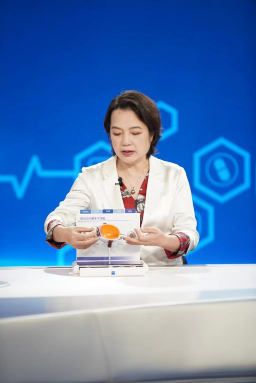 陈伟蓉教授介绍道:"如果把眼睛比作一台照相机,白内障就是照相机的