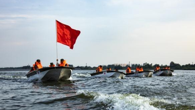 武警官兵驾驶冲锋舟上演“水上芭蕾”