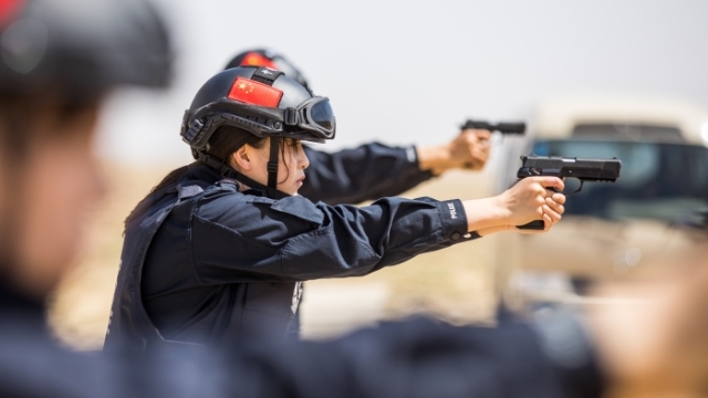 荷枪实弹练精兵