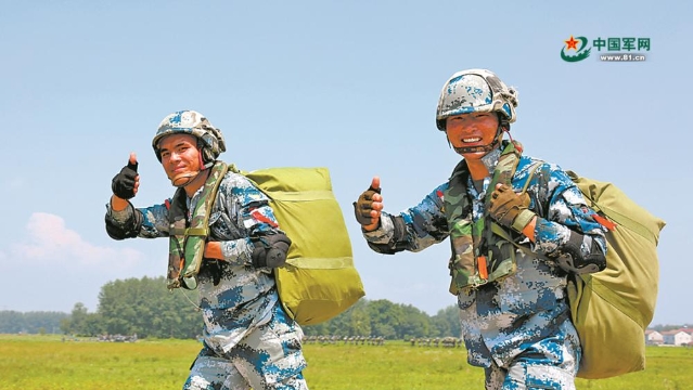 空降兵某旅春季入伍新兵首次跳伞训练