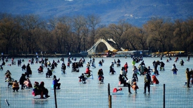颐和园喊你来打卡！北京市民尽享冰上乐趣
