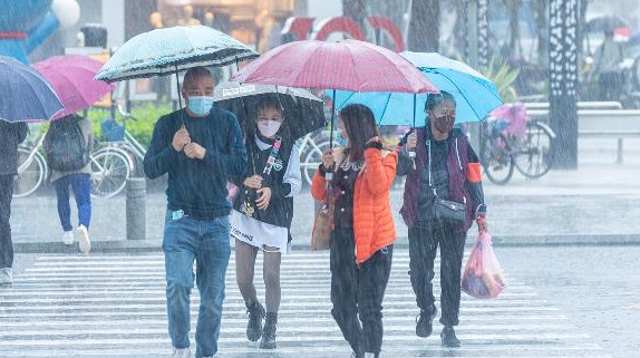 廣州迎來暴雨，市民冒雨出行