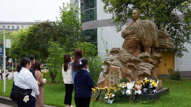 清明寄哀思，袁爷爷的雕像前摆满鲜花