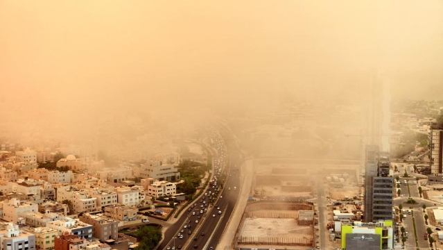 科威特城席卷沙尘暴
