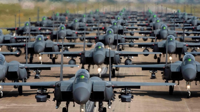韩国30多架F-15K战机上演“大象漫步”