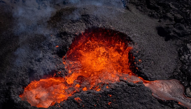 冰岛：岩浆从心形火山口流出