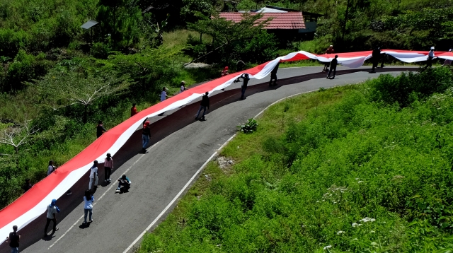 印尼民众手持77米长国旗 庆祝独立77周年