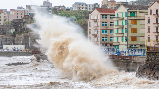 台风“轩岚诺”逼近 浙江台州沿海掀巨浪