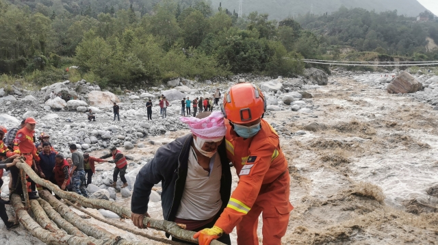 四川泸定：消防救援力量紧急奔赴震中转移伤员
