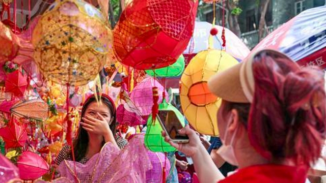 过中秋！街坊排队买灯笼