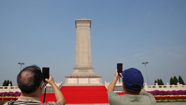 北京：人民英雄纪念碑铺红毯迎烈士纪念日