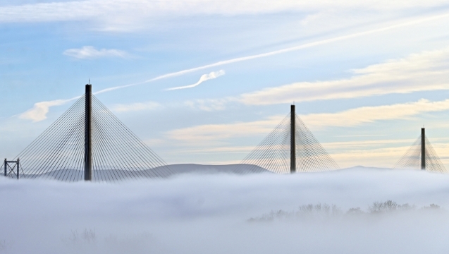 英昆斯费里大桥被浓雾包围