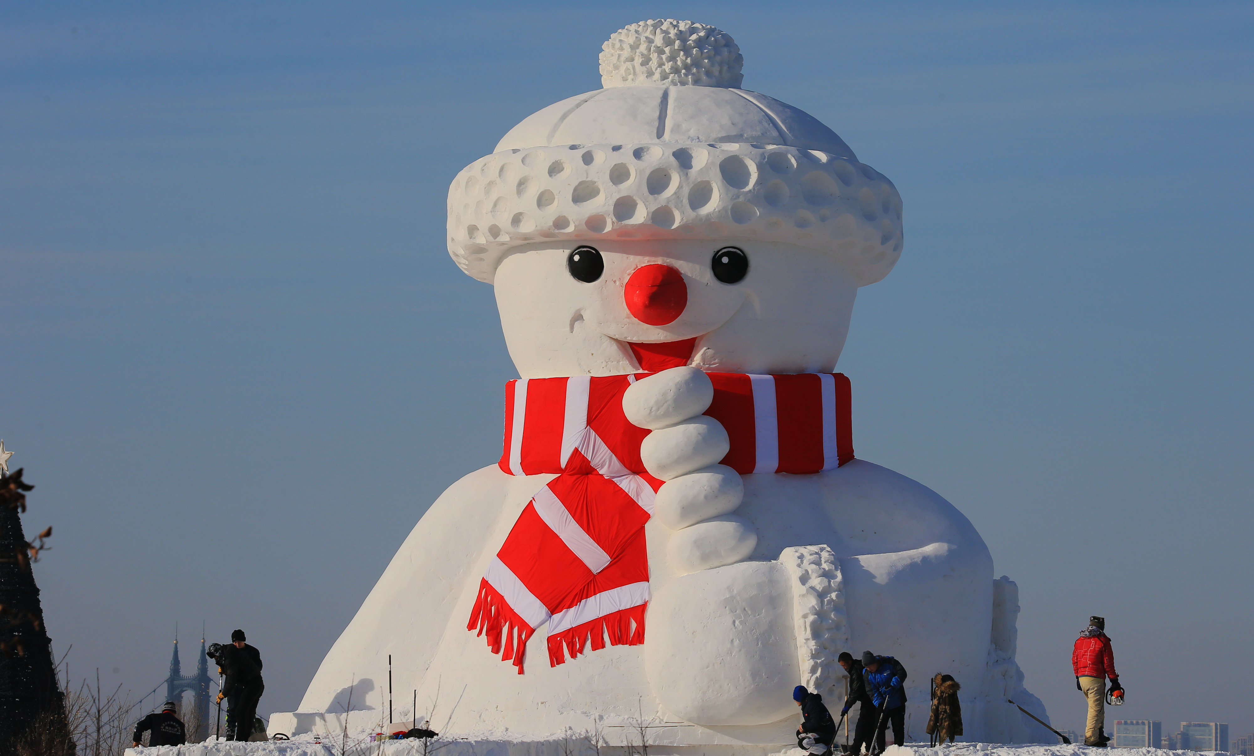 哈尔滨：16米高大雪人亮相松花江畔