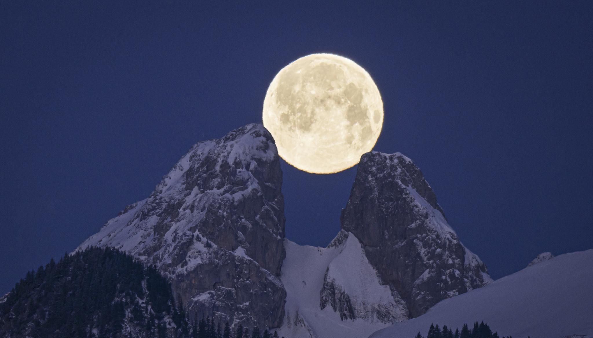 瑞士：满月落入双峰之间