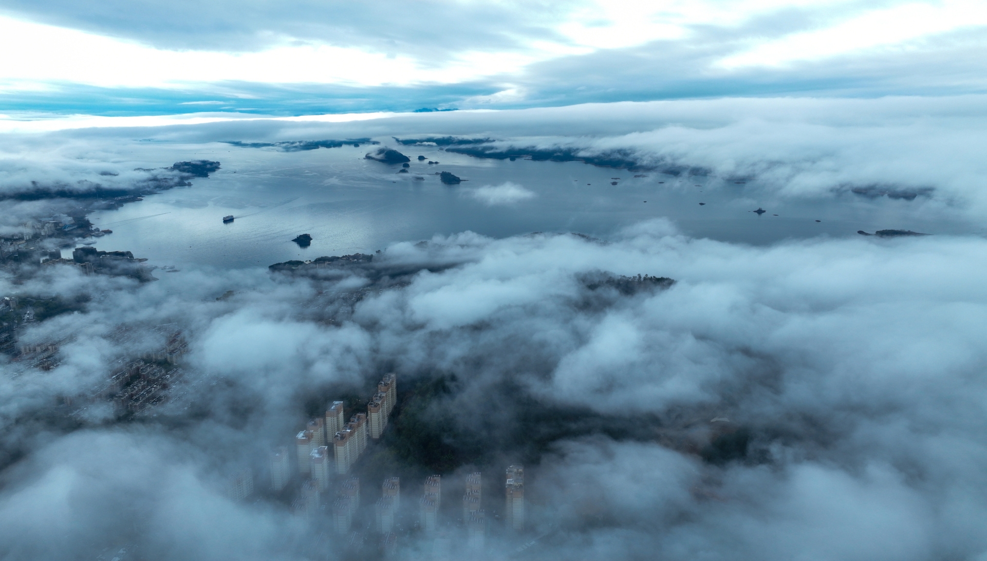 浙江淳安：千岛湖城区云雾缭绕 城市建筑掩映其间