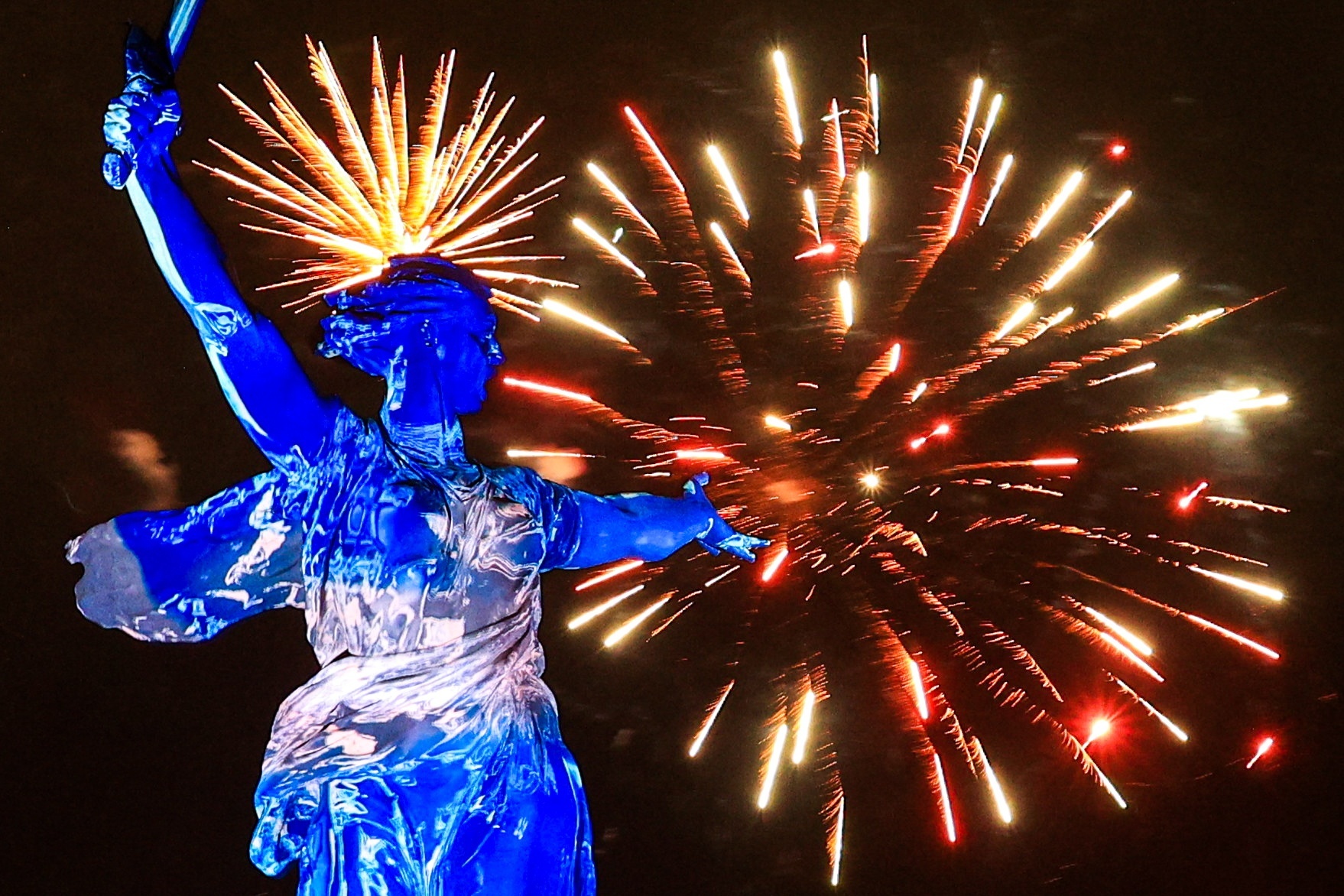 俄罗斯多地燃放烟花庆祝胜利日_广州日报大洋网