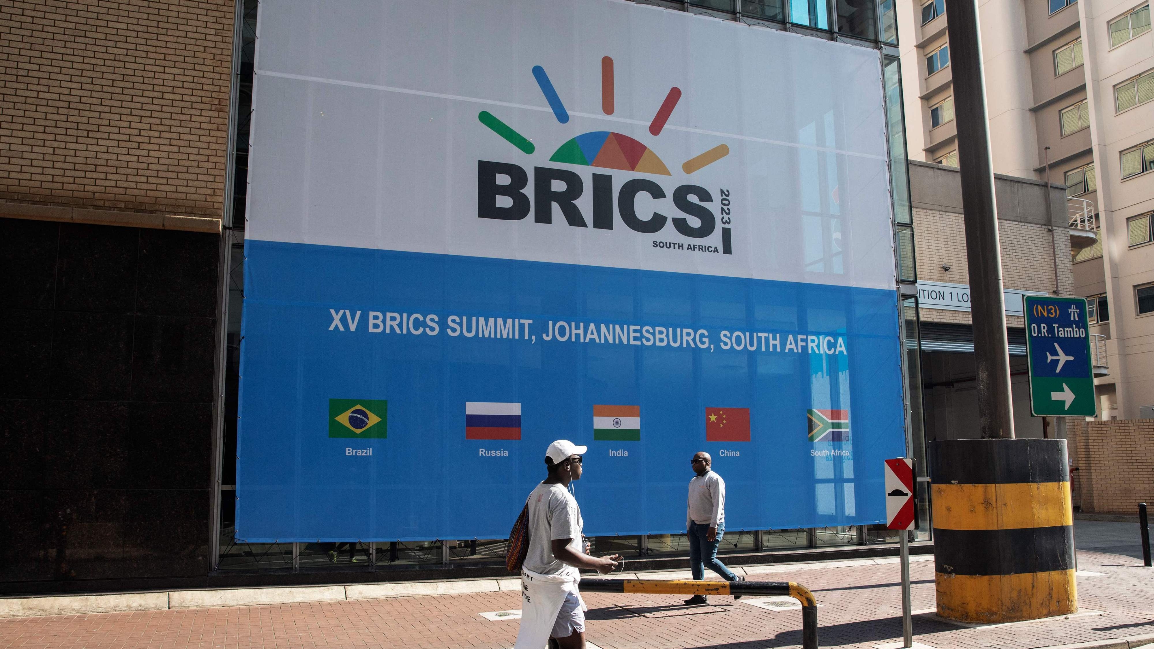 金砖峰会即将举行 南非约翰内斯堡街头悬挂装饰海报