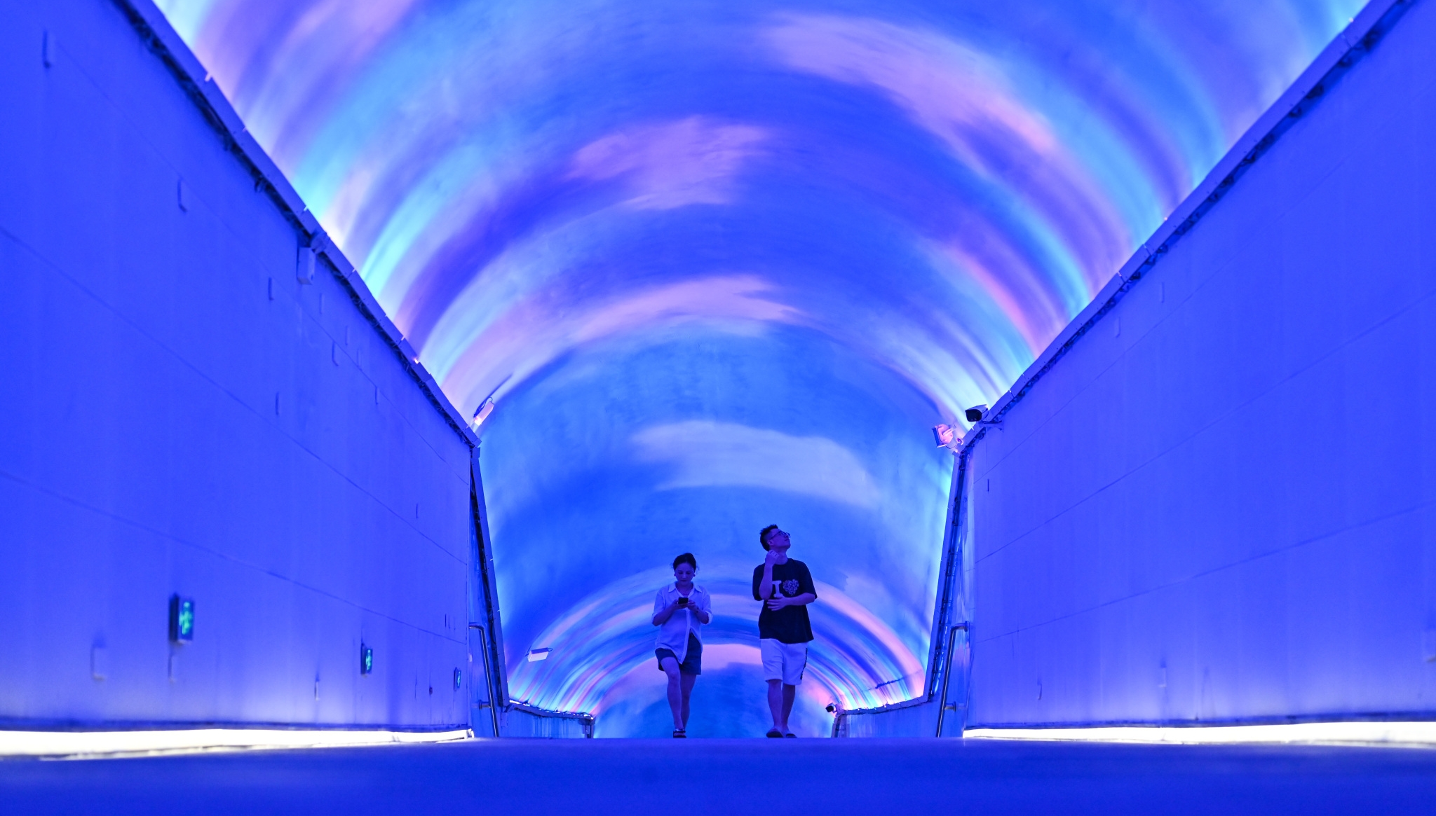 重庆：防空洞改造亮相 宛如“彩虹隧道”