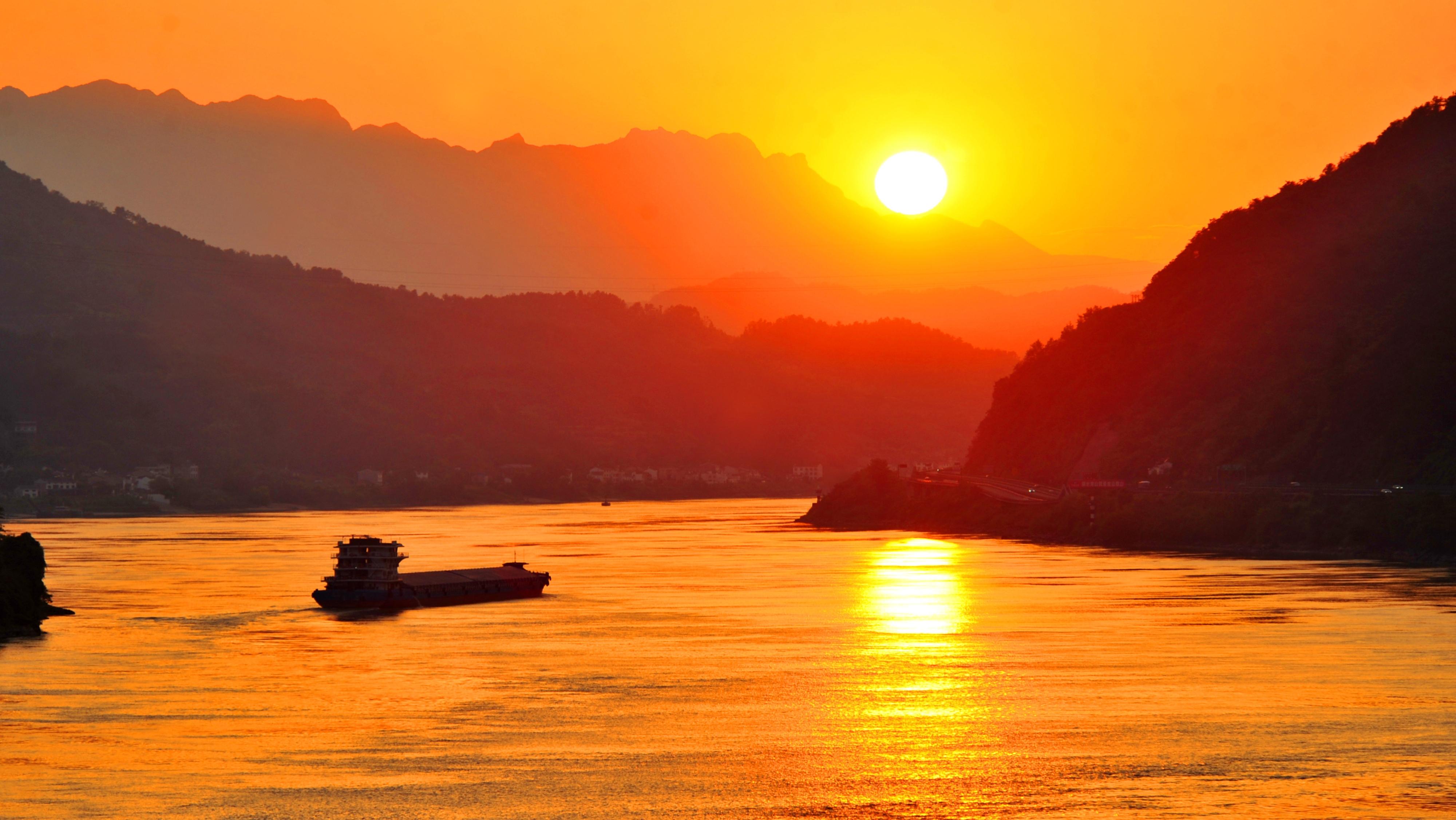 湖北宜昌：霞光映耀西陵峡