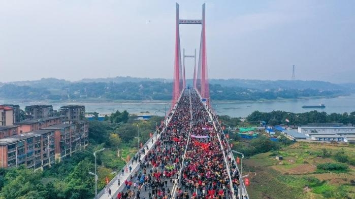 四川泸州纳溪长江大桥建成 万人“踩桥”庆祝