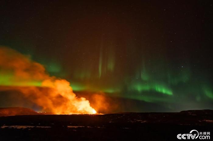 冰岛火山熔岩喷涌 与绿色极光“绚烂同框”