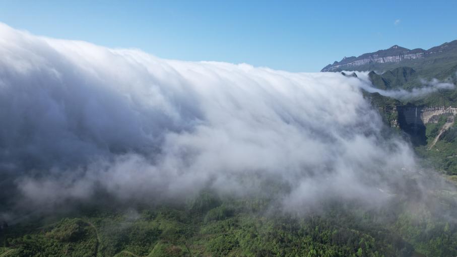 重庆金佛山现云瀑景观