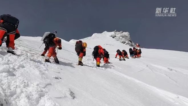 我国科考队员登顶珠峰 开展多项科学考察