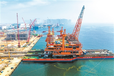 渤海首个千亿方大气田最大组块在青岛装船