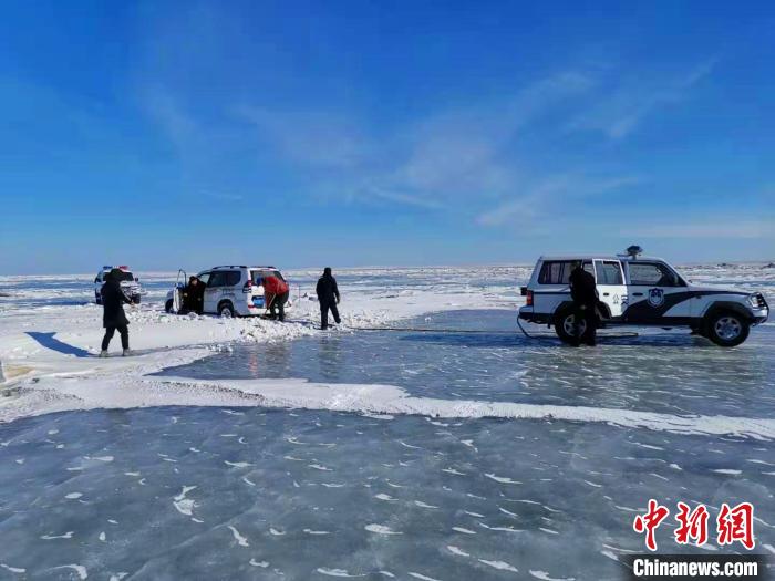 3名地理测绘人员被困呼伦湖内蒙古警方连夜救援