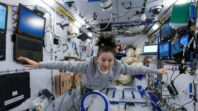 “太空教师”王亚平成中国在轨时间最长航天员