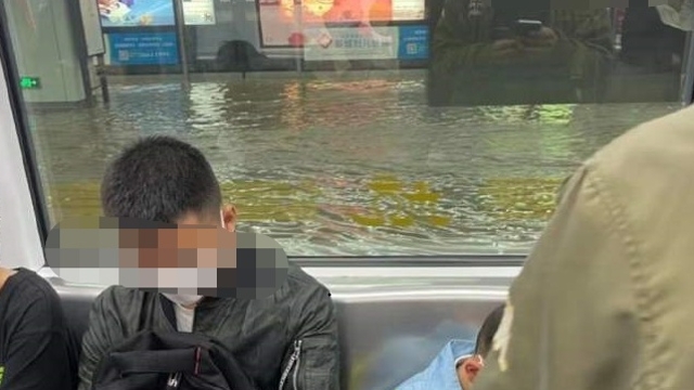 杭州地铁1号线金沙湖站内涌入大量水，地铁越站通过