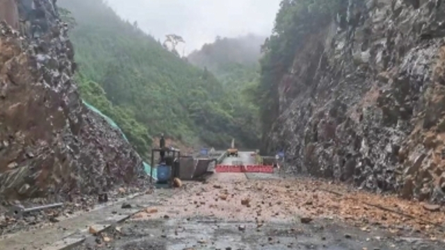 受降雨影响 广西来宾辖区内道路边坡塌方 交通中断