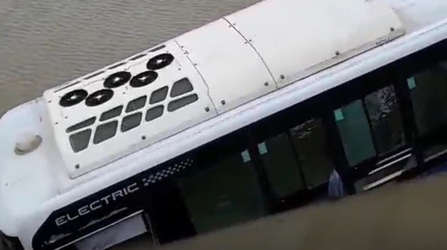 上海一公交车滑入河中，驾驶员被救出车上无其他乘客