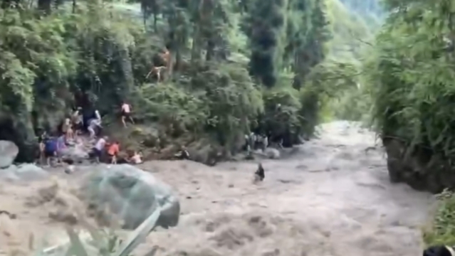 四川彭州龙槽沟突发山洪灾害共造成7人死亡、8人轻伤
