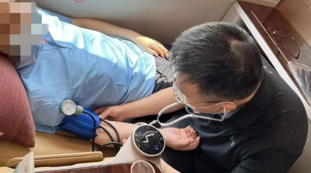 这位大夫跑了8节车厢，救了血压210的老人！