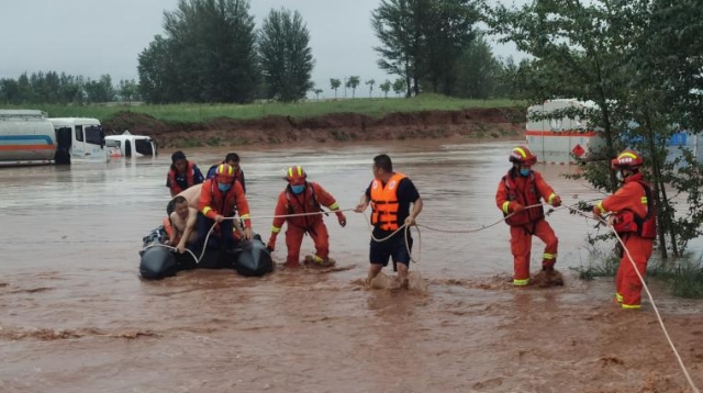 内蒙古鄂尔多斯突发暴雨致多地受灾 消防部门紧急救援89名受困群众