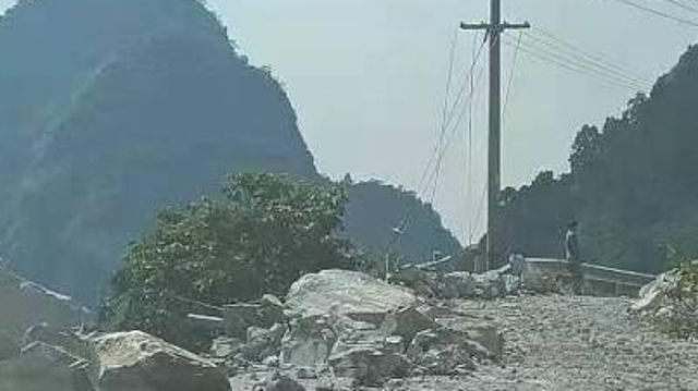 广西东兰3.8级地震：山区道路受损 工作人员清障保畅通