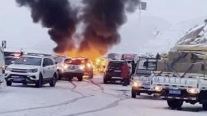甘肃兰州因降雪致一起多车相撞事故 部分车辆起火