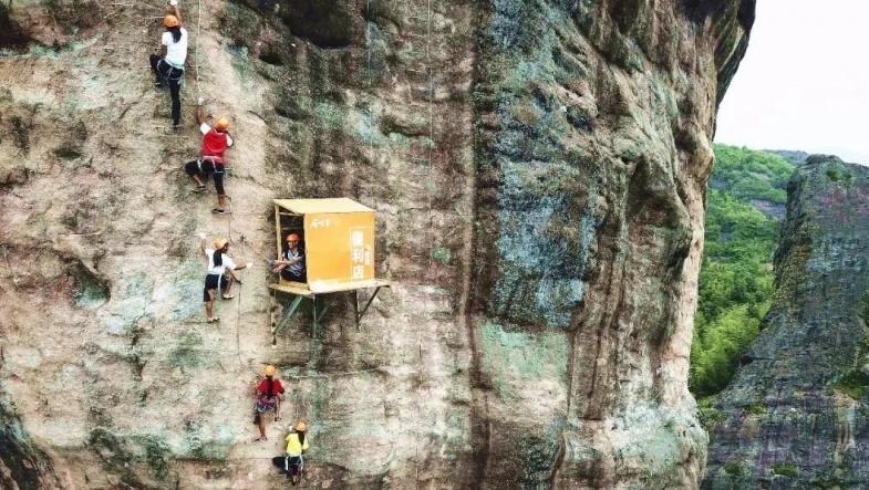 湖南一景区悬崖壁建便利店：为攀岩者设立 人工背水