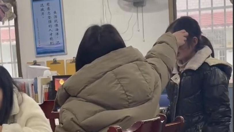 辅导作业时打骂学生，湖南湘乡一教师被停职