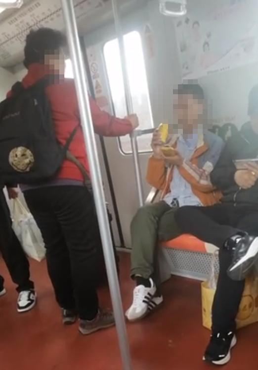 年轻小伙坐爱心座拒绝给老人让座，声称“我买了票”，上海地铁回应
