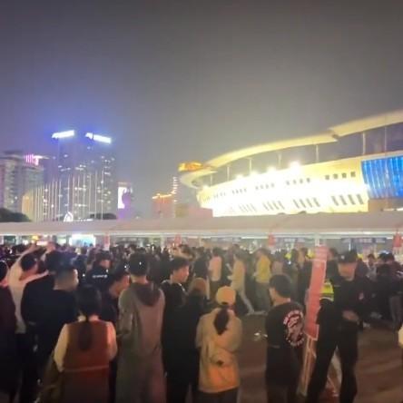 邓紫棋长沙演唱会场外多人喊退票，警方：2人被抓