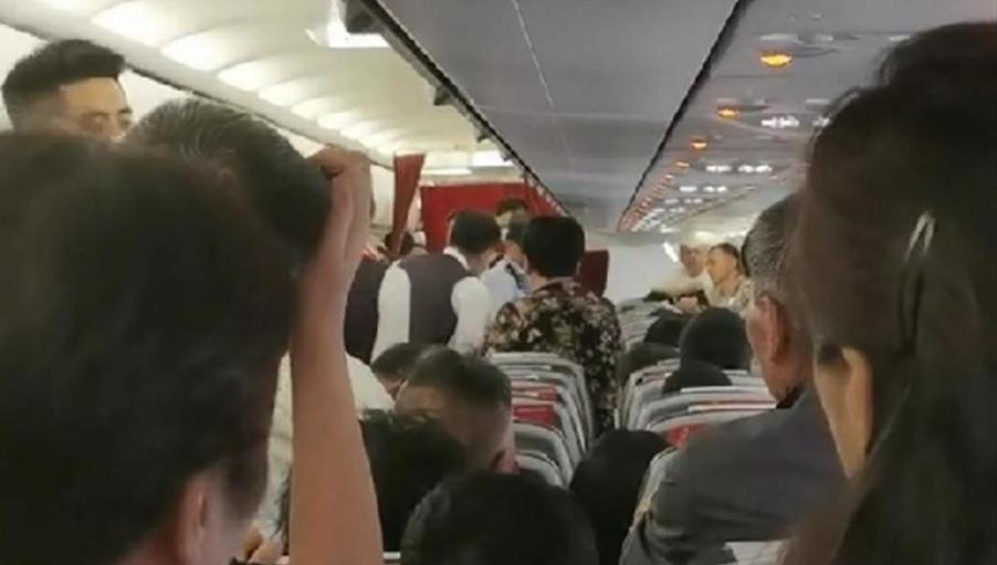 女子躺飞机座椅上致航班延误，桂林航空回应